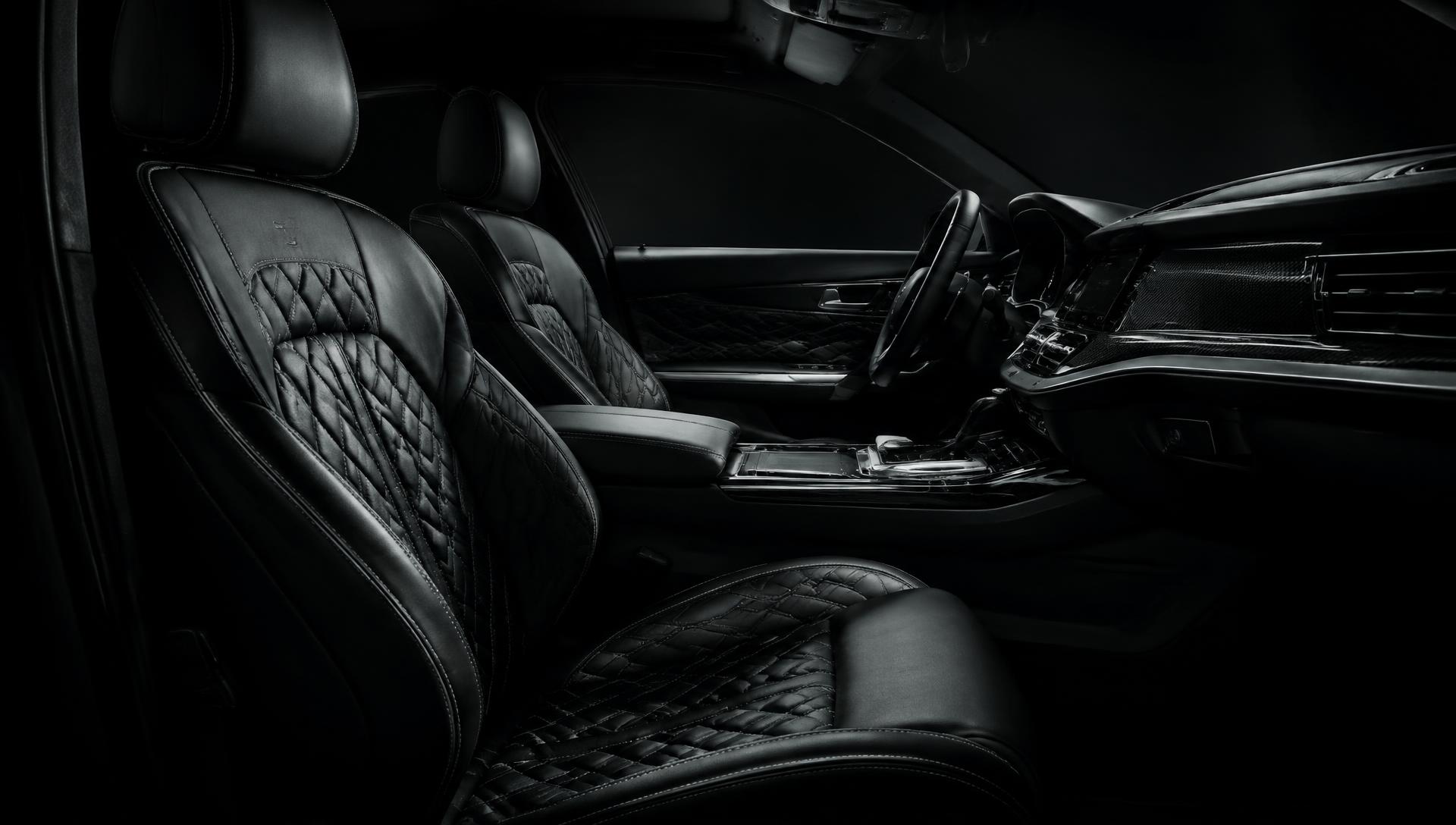 Interior de coche tapizado en piel negra